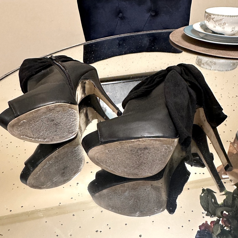 Black Bootie w/bow.